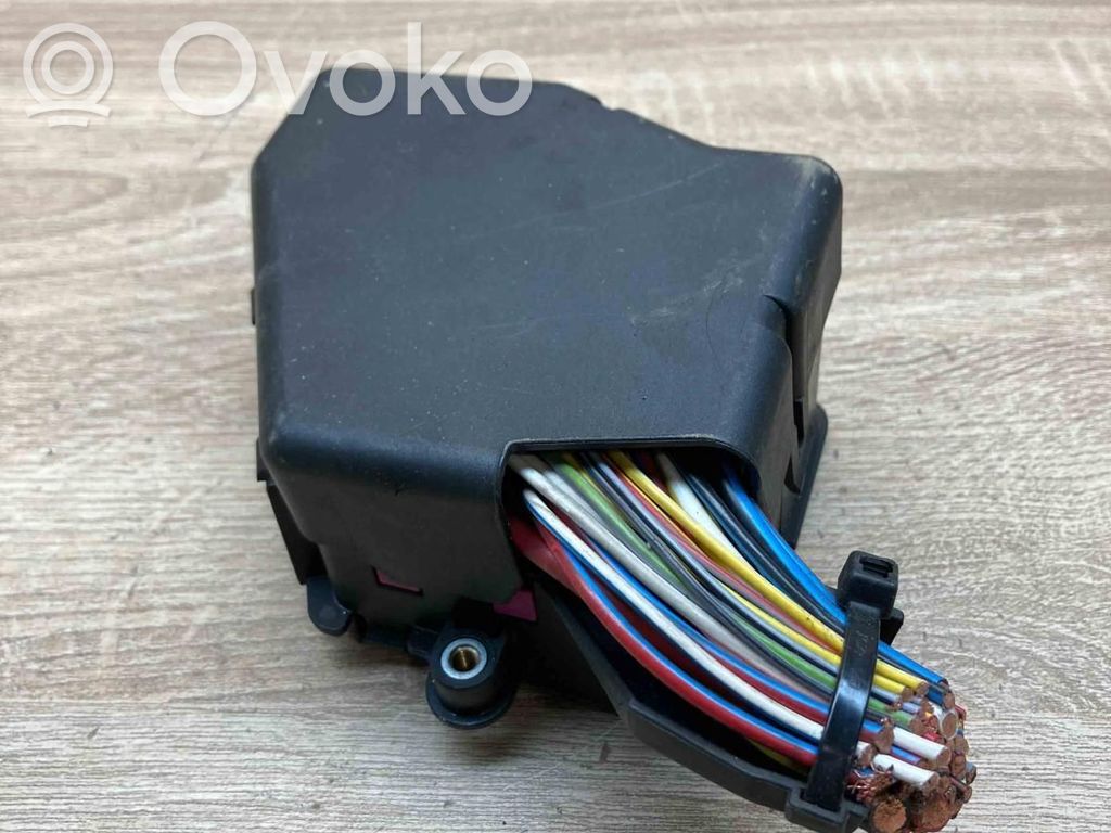 Audi A4 S4 B6 8E 8H Fuse module 