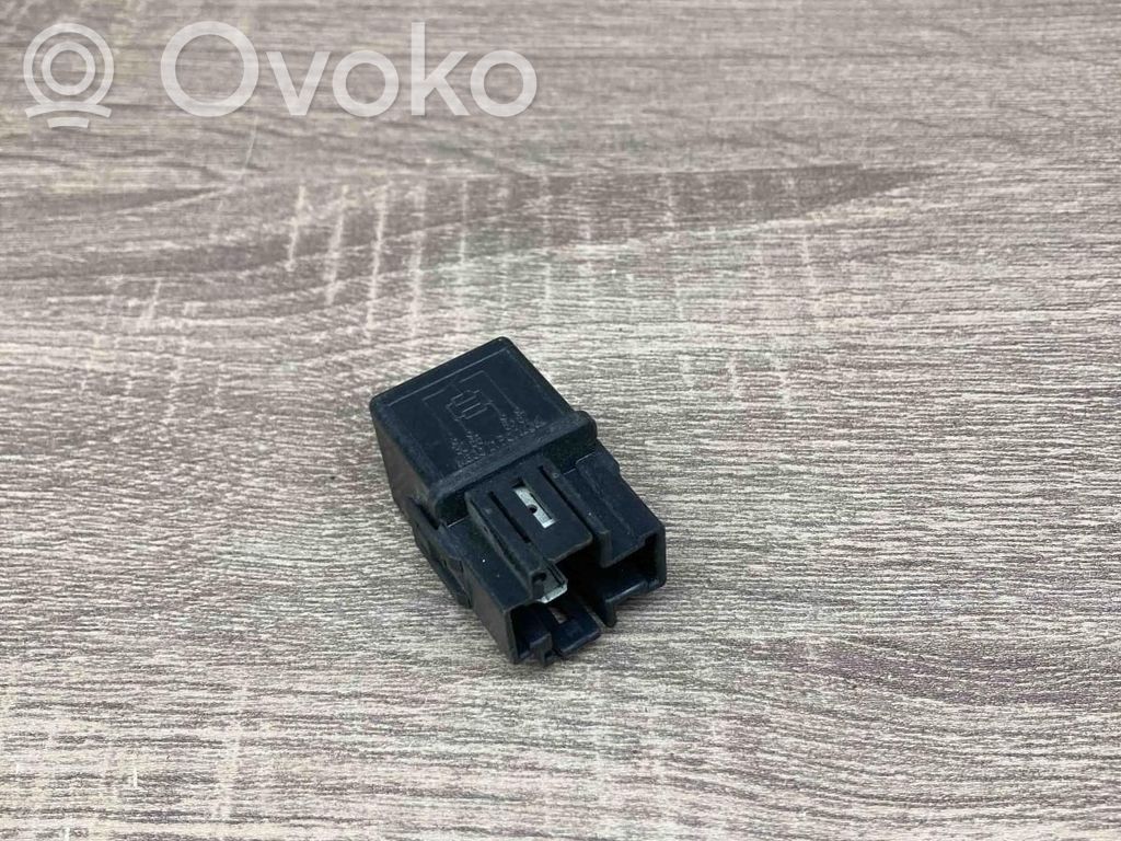 Inne przekaźniki   V23134B52X240,MB953381,USED
