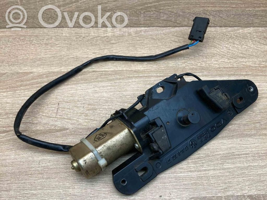 BMW 5 E39 Aizmugurējā pārsega pievilcējs 