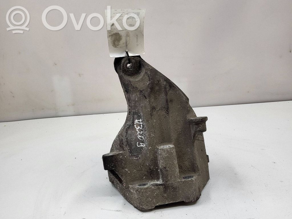 Mercedes-Benz E W212 Engine mounting bracket 