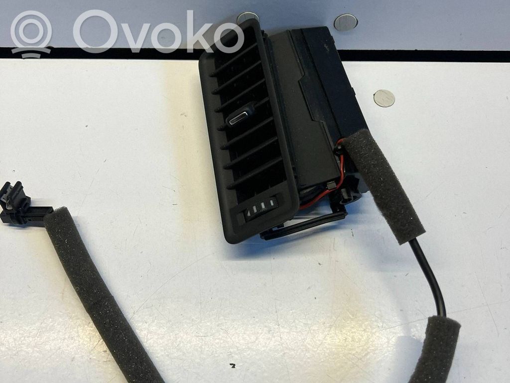 Audi A8 S8 D3 4E Kojelaudan sivutuuletussuuttimen kehys