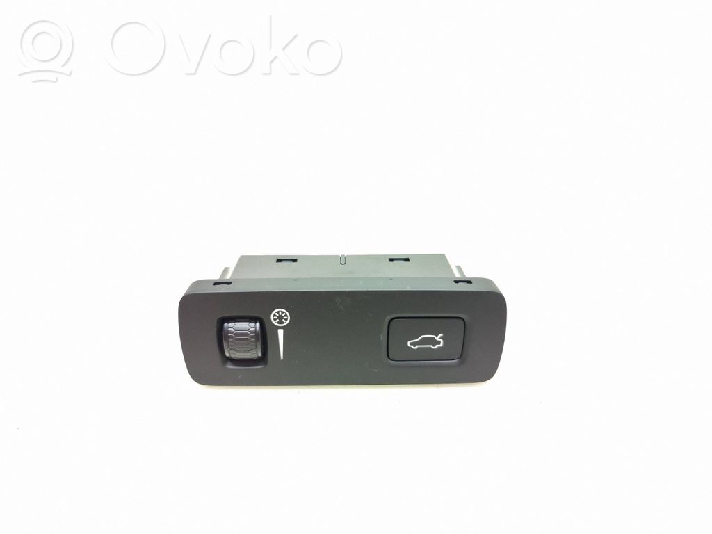 Volvo XC40 Interruptor para abrir la puerta trasera