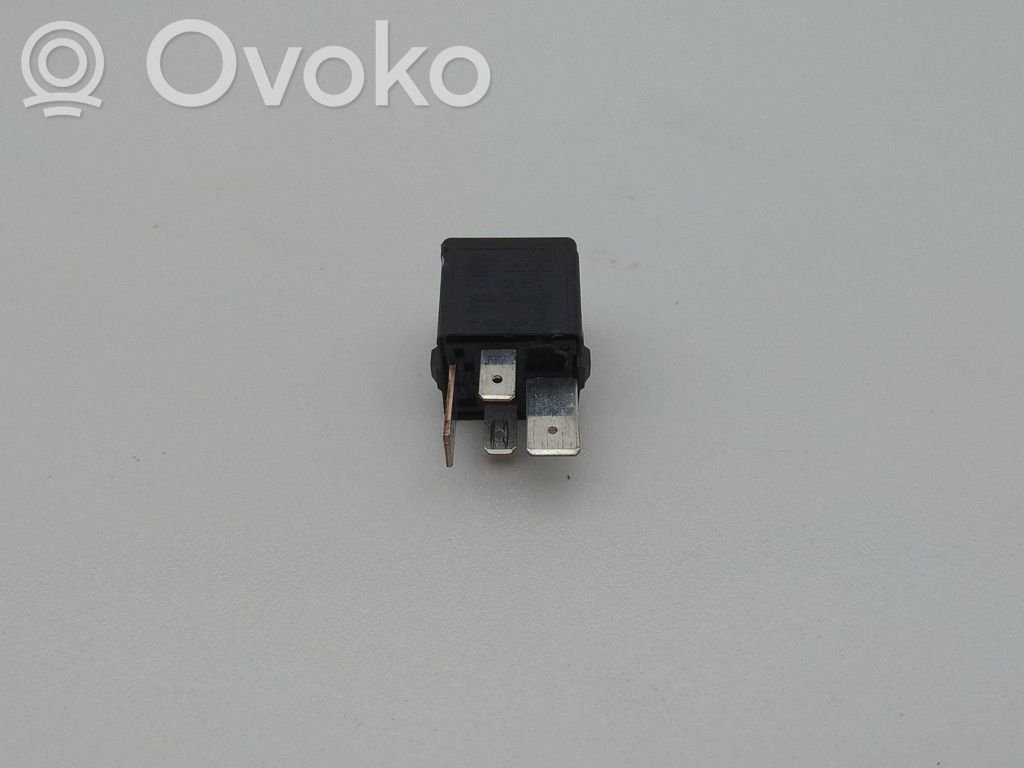 Audi A6 S6 C5 4B Inne przekaźniki 