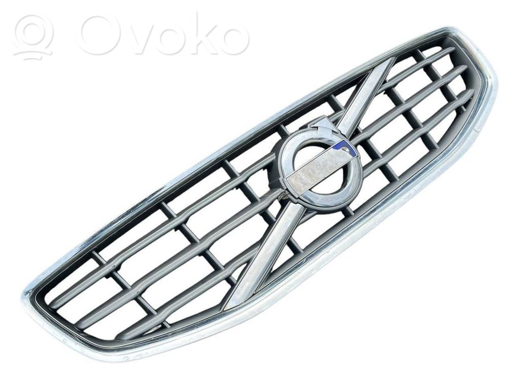Volvo V60 Etupuskurin ylempi jäähdytinsäleikkö 