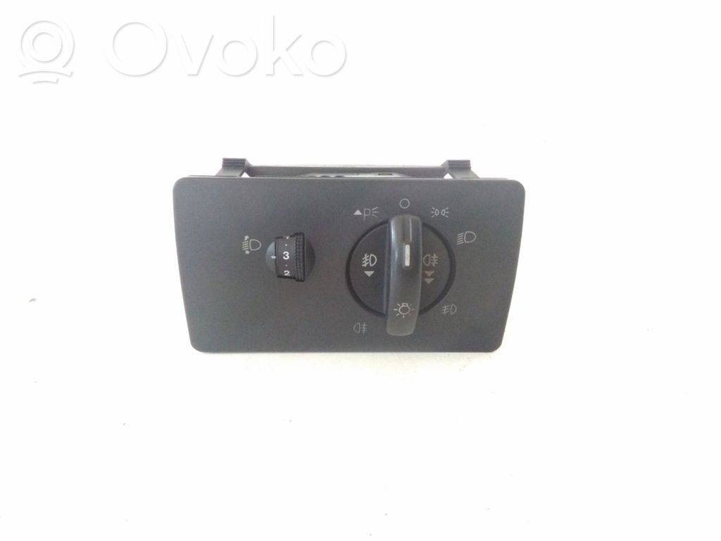 Light switch   4986104