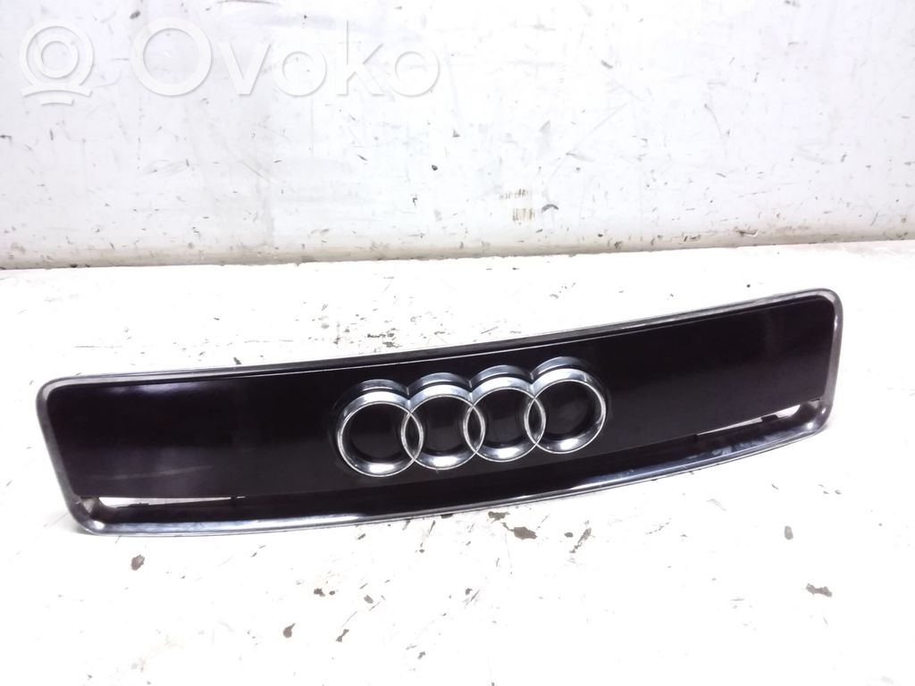 Front grill   8Z0010155E