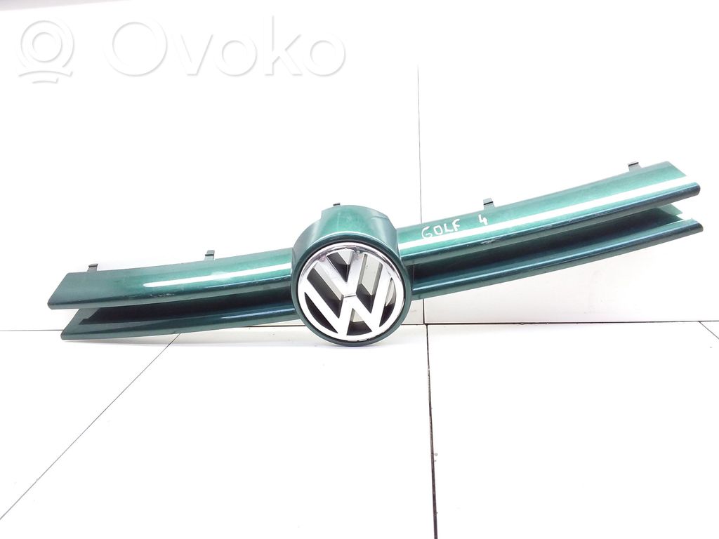 Volkswagen Golf IV Etupuskurin ylempi jäähdytinsäleikkö 
