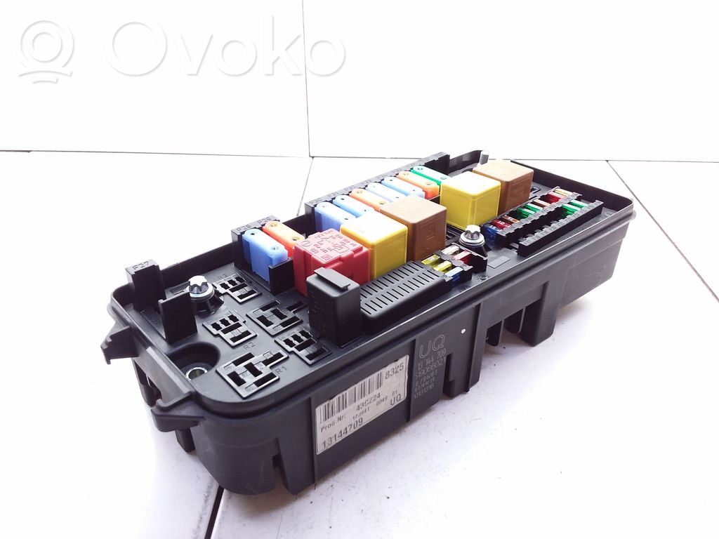 Opel Vectra C Relay mounting block 