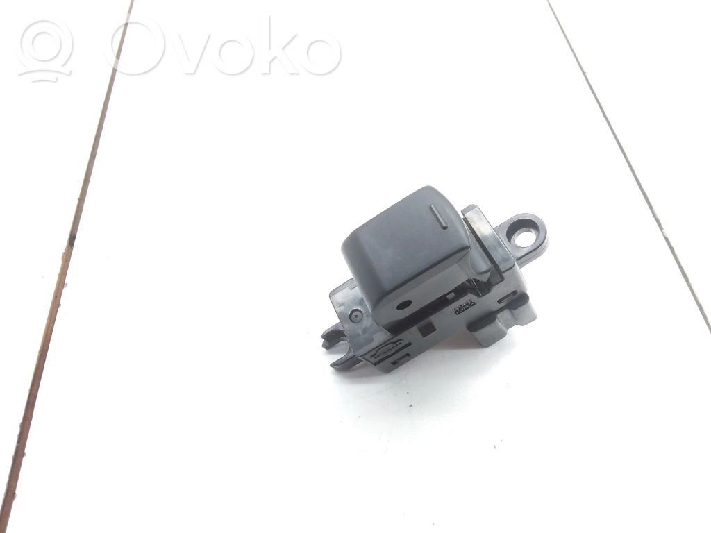 Nissan Note (E11) Electric window control switch 