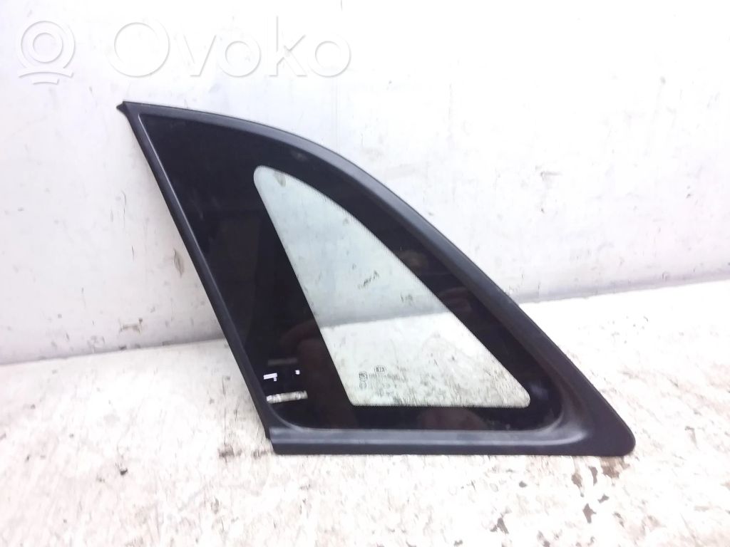 KIA Sorento Vidrio lateral trasero 
