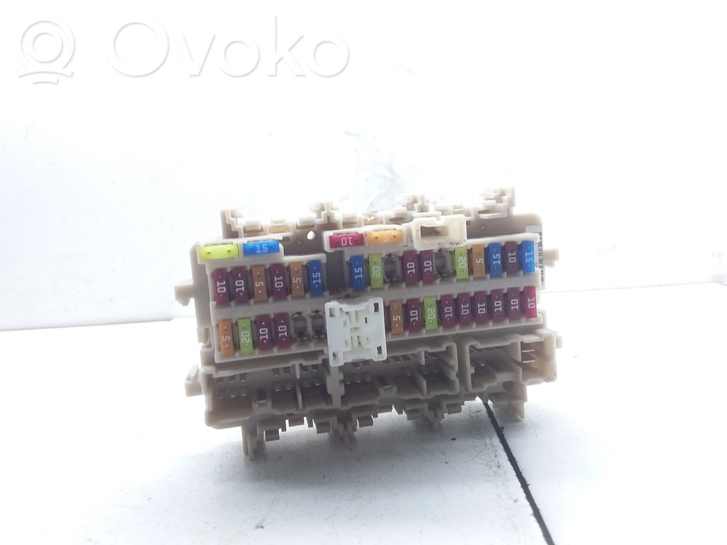 Nissan Navara D23 Ramka / Moduł bezpieczników 