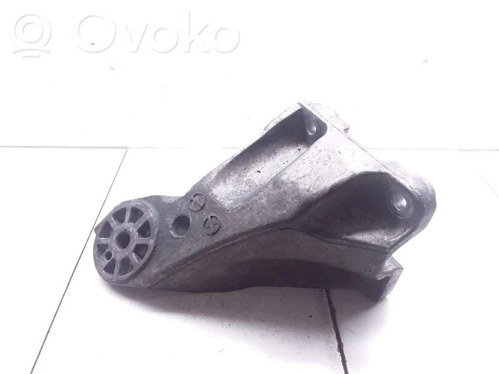 Volkswagen Touareg I Engine mounting bracket 