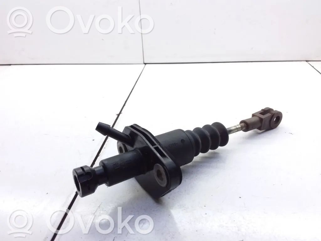 Opel Vectra B Kytkimen pääsylinteri 