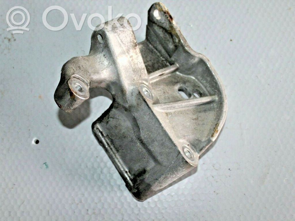 Volvo V40 Engine mount bracket 