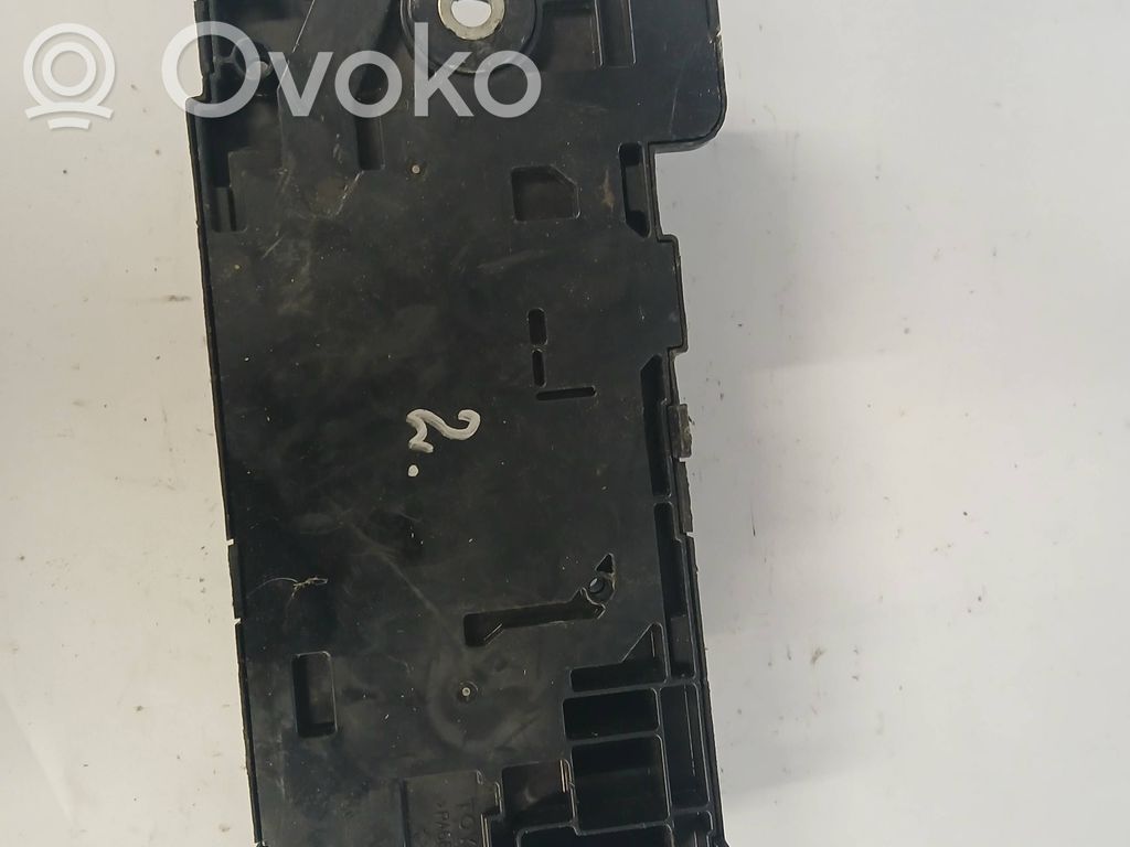 Toyota Prius (XW30) Bloque de montaje de relé 