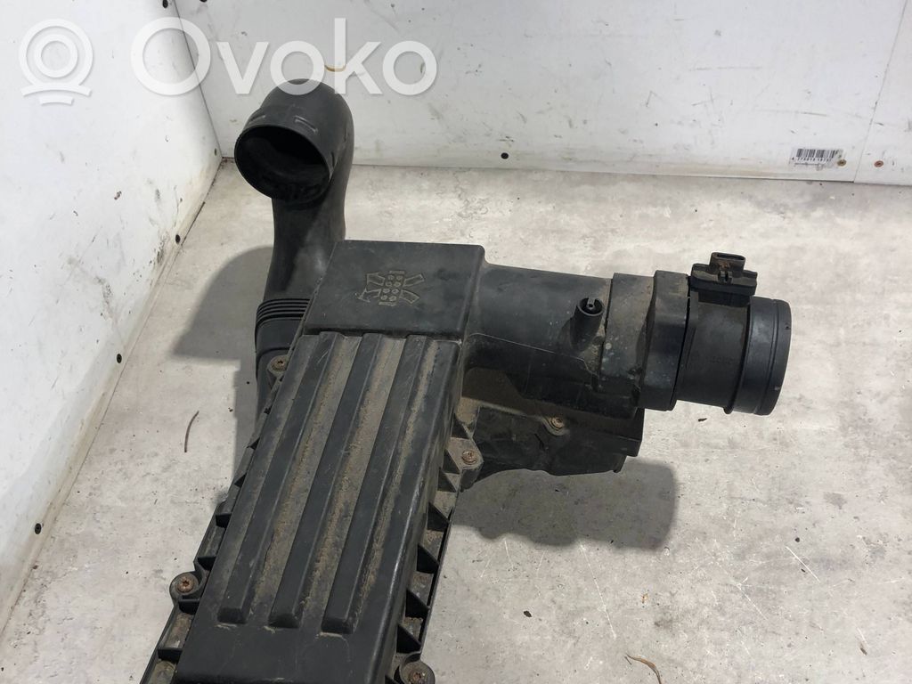 Volkswagen PASSAT B7 Luftfilterkasten 