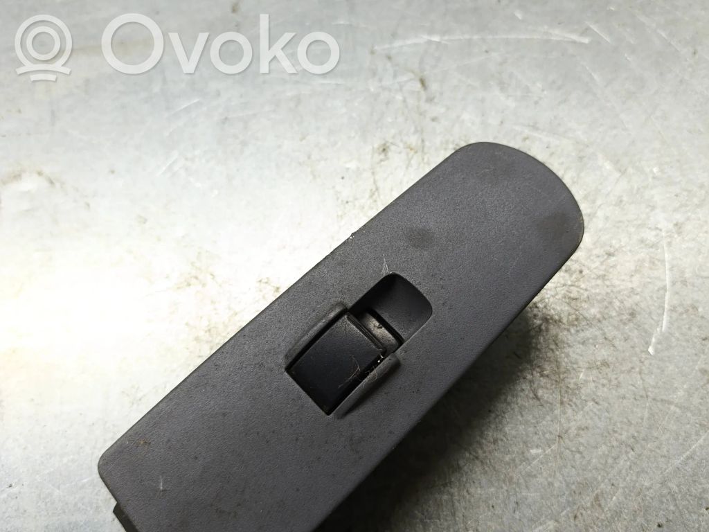 Electric window control switch   MN141018