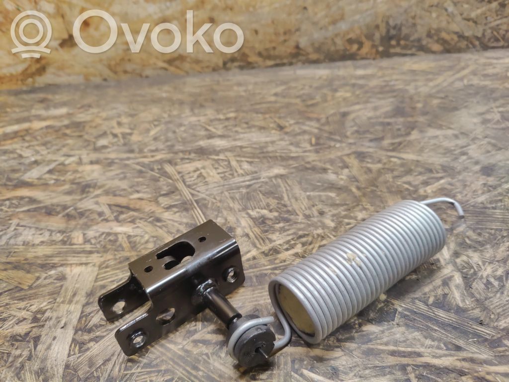 Jaguar XE Tailgate/trunk/boot hinge 