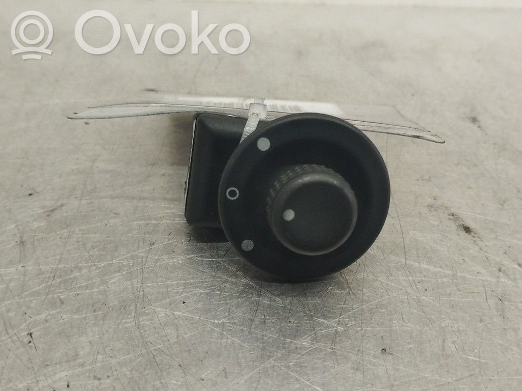 Wing mirror switch   8200002442B