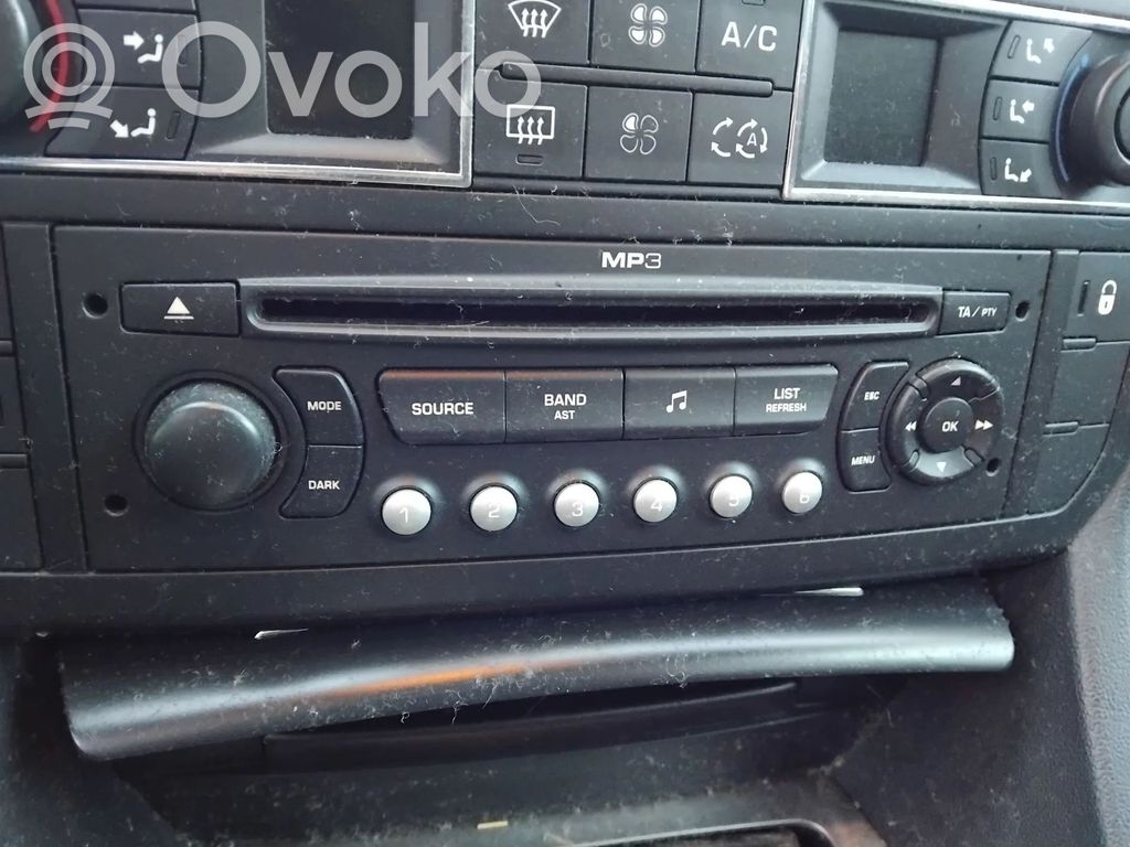 Radio/CD/DVD/GPS-pääyksikkö