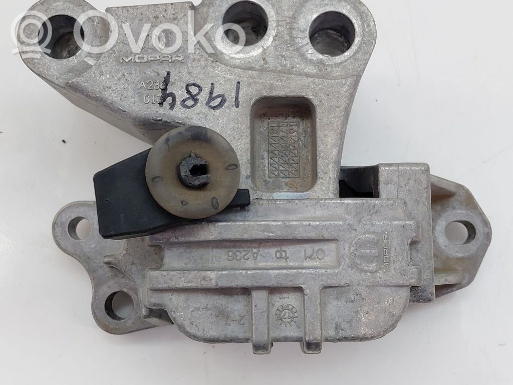 Engine mount bracket   00520709670