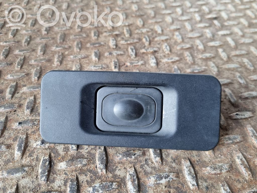 Jaguar XE Tailgate opening switch 