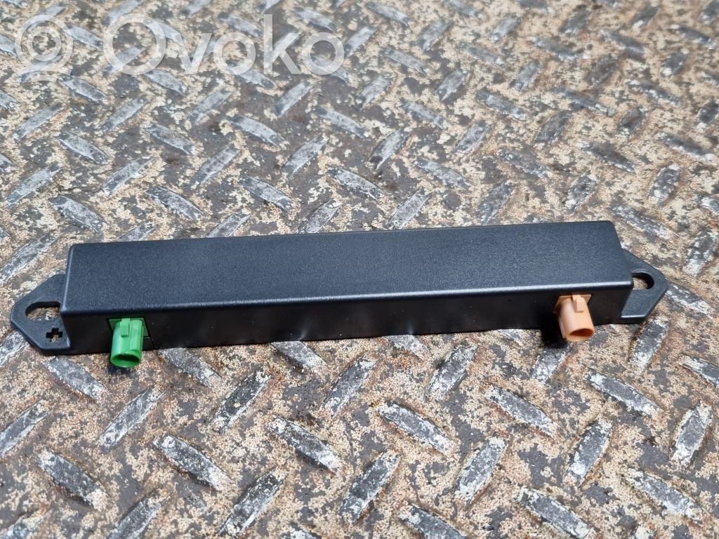 Chrysler Pacifica Aerial antenna amplifier 