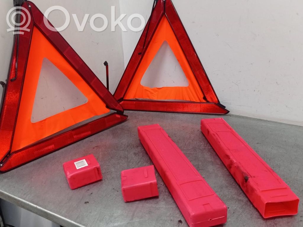 Opel Corsa D Suport fixare triunghiular lumini avarie 