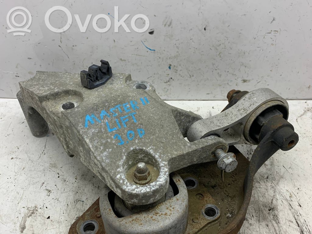 Engine mounting bracket   8200190553,8200190553WOJEX