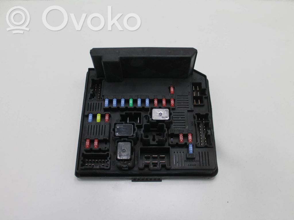 Nissan Qashqai Ramka / Moduł bezpieczników 