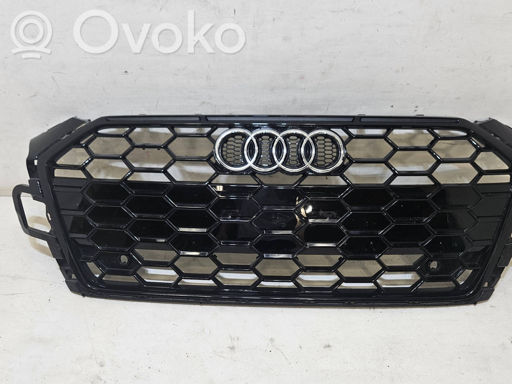 Audi A5 Grotelės viršutinės 