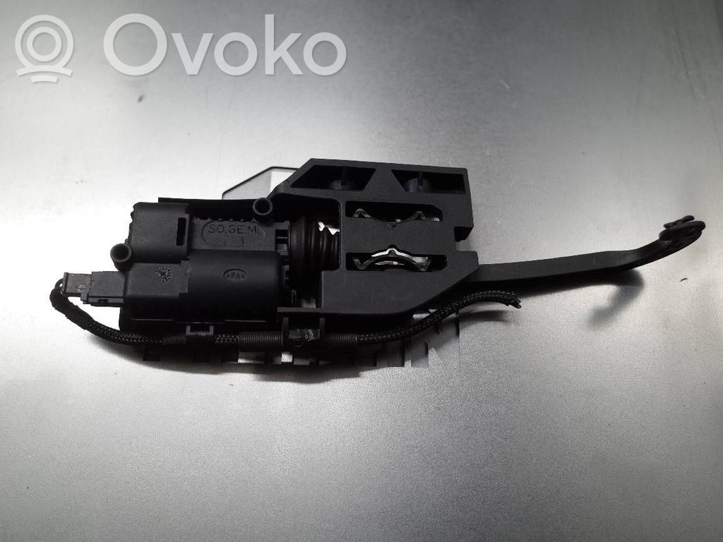 Siłownik zamka klapy tylnej bagażnika   133046301,13304630,13254498