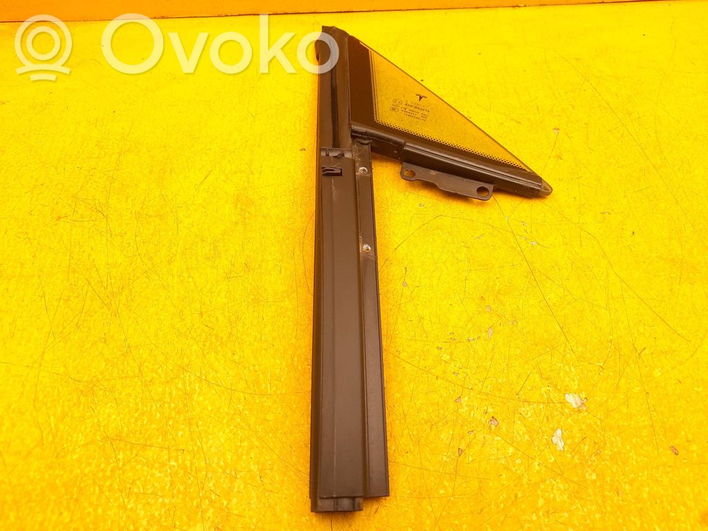 Front triangle window/glass