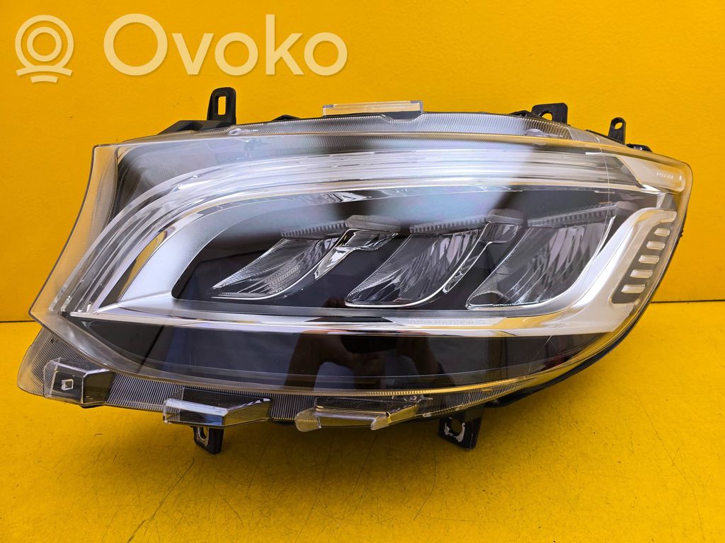 Mercedes-Benz Sprinter W907 W910 Lampa przednia 