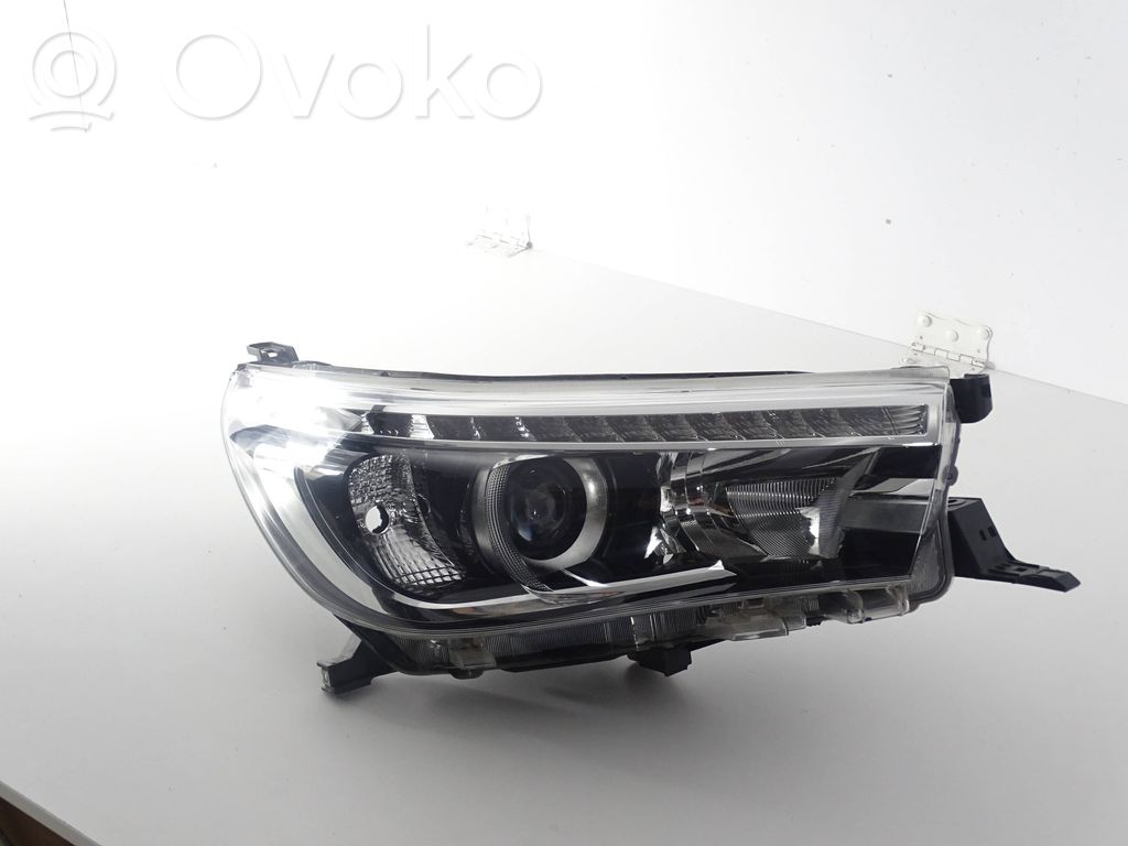 Toyota Hilux VIII Lampa przednia 
