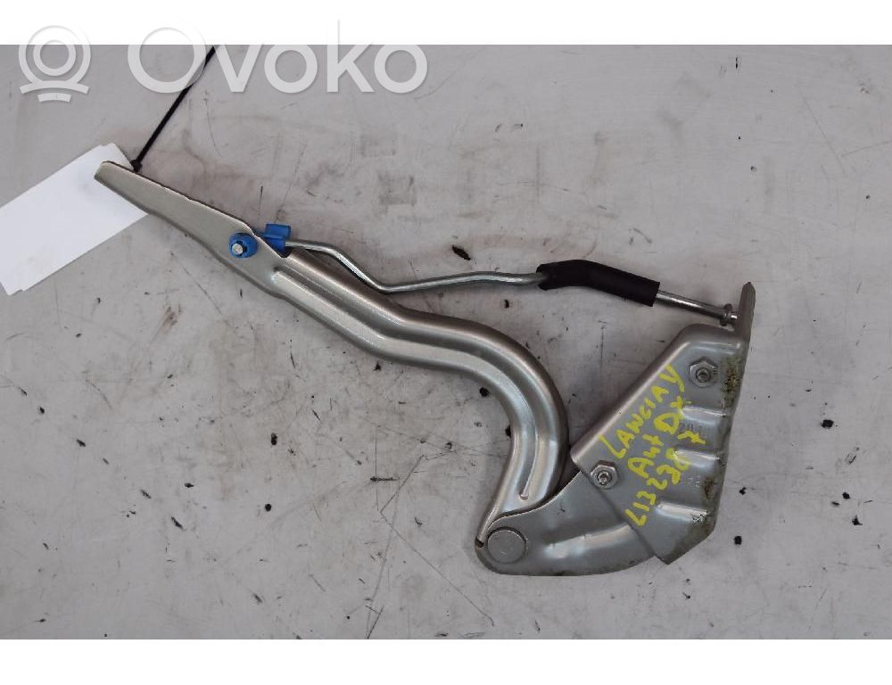 Engine bonnet/hood hinges
