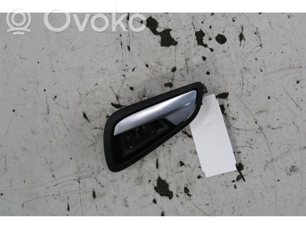 Poignée inférieure de porte avant