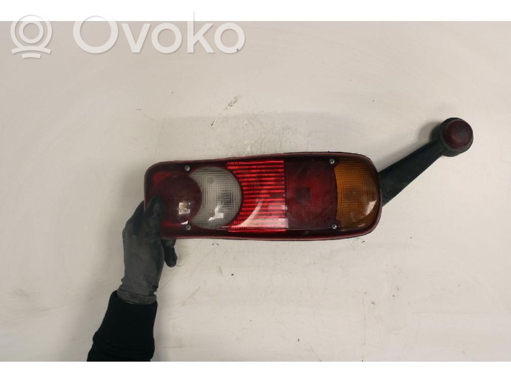 Nissan Atleon Luz trasera/de freno 