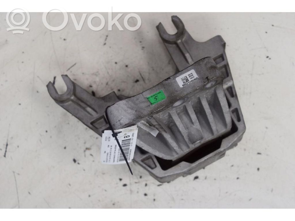 Jeep Renegade Engine mount bracket 
