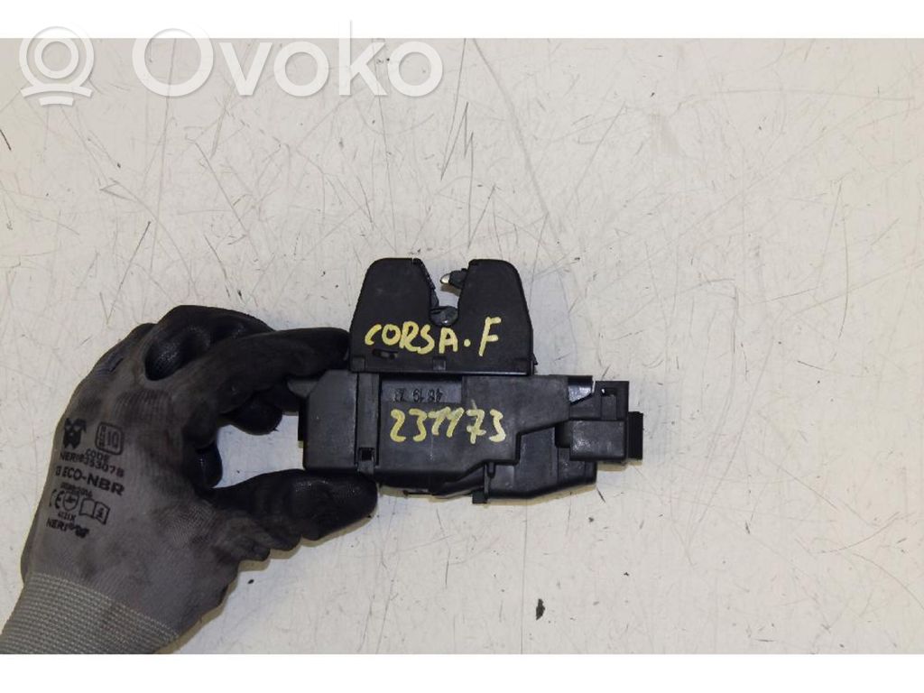 Opel Corsa F Zamek klapy tylnej / bagażnika