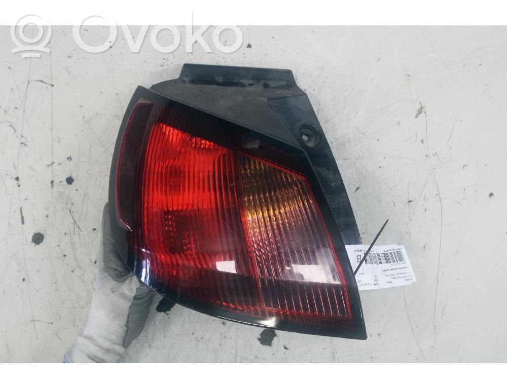 Mitsubishi Colt Aizmugurējais lukturis virsbūvē 