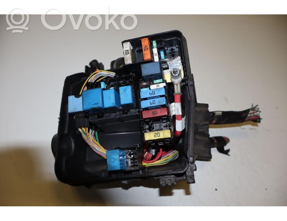 Dacia Sandero II Ramka / Moduł bezpieczników 