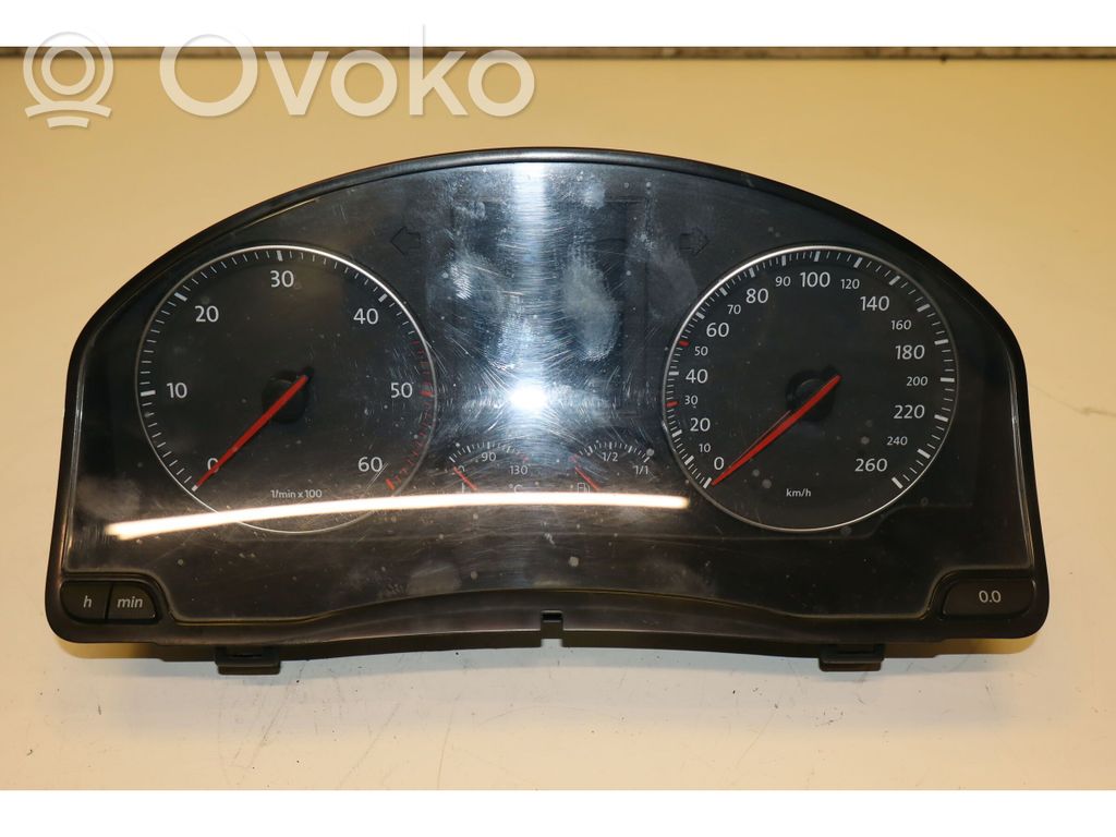 Volkswagen Golf V Vitezometru (grup de instrumente) 