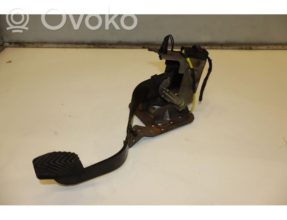 Pedal de embrague   4581616AB