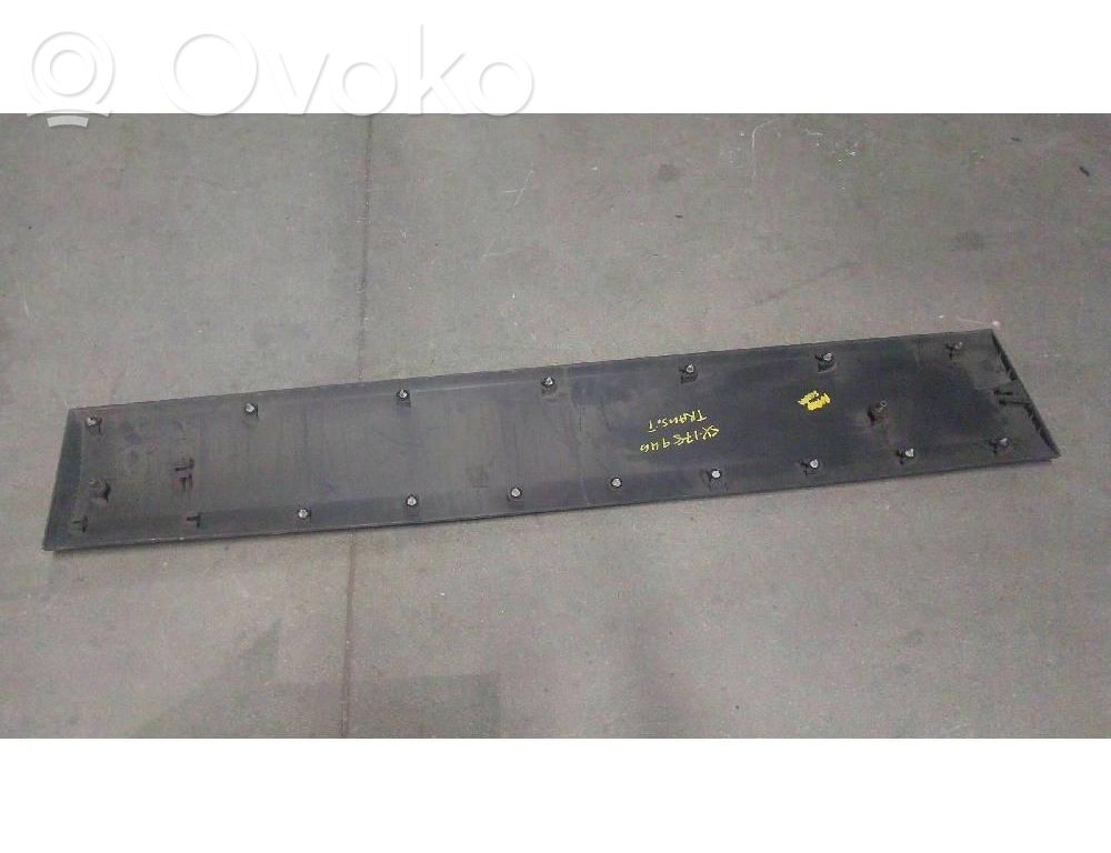 Moldura de la puerta trasera