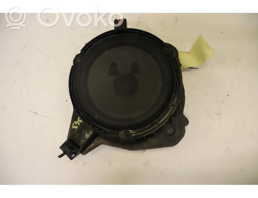 Jeep Compass Takaoven kaiutin 