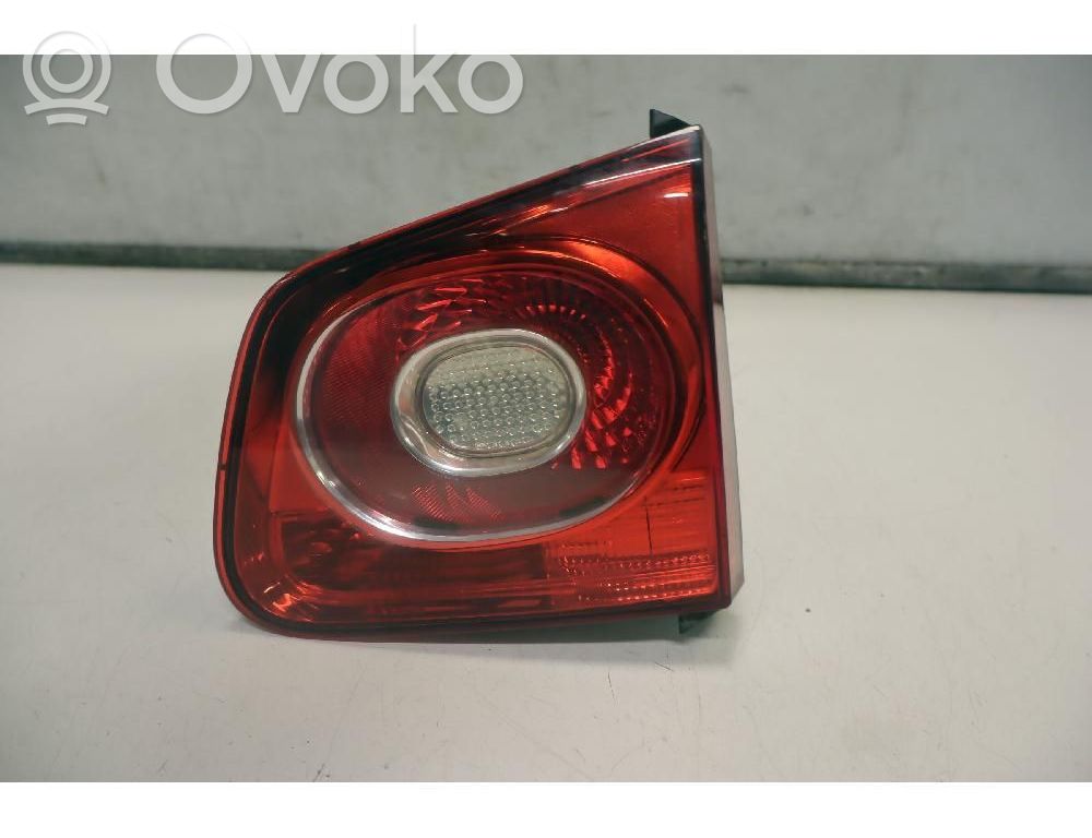 Volkswagen Tiguan Lampă spate în capacul portbagajului 