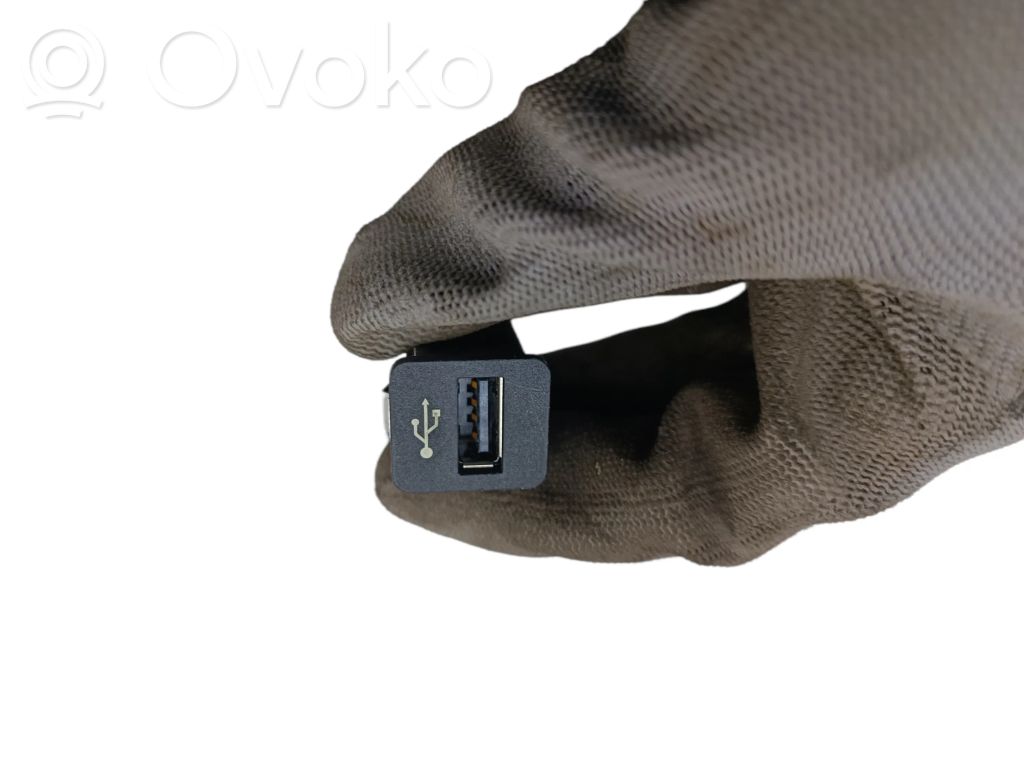 BMW 5 F10 F11 USB savienotājs 