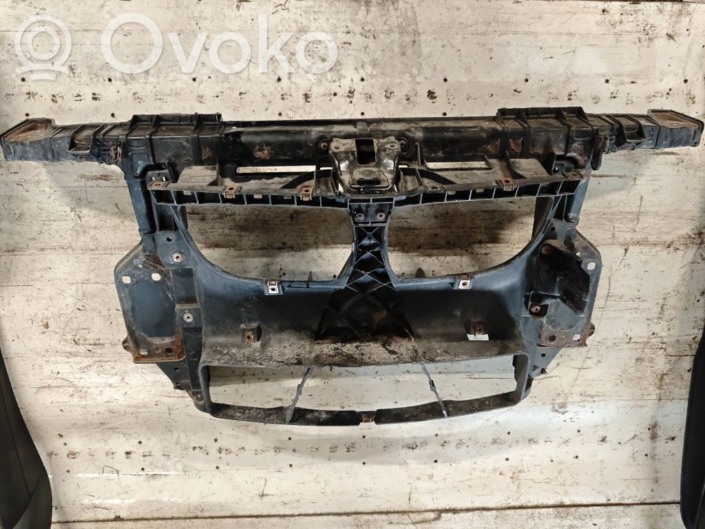BMW 1 E81 E87 Radiatorių panelė 