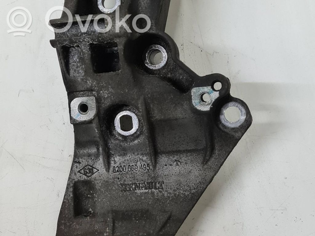 Nissan Qashqai Engine mounting bracket 